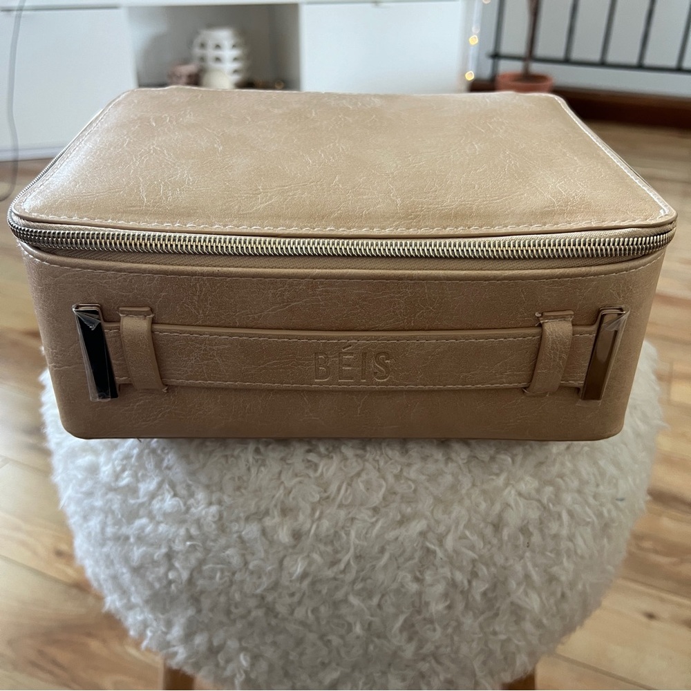 BEIS MAKEUP CASE BARELY USED